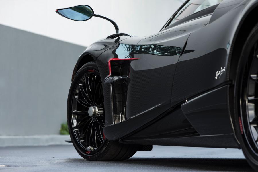 Детали экстерьера Pagani Huayra Roadster (94 of 100) 2017 года  (NA) (фото 28 из 61)
